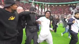 Słynny YouTuber ewakuowany ze stadionu. Obrzucili go butelkami