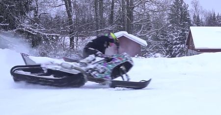 Skrzyżowanie motocykla z czołgiem. 170-konna bestia idealna na śnieg