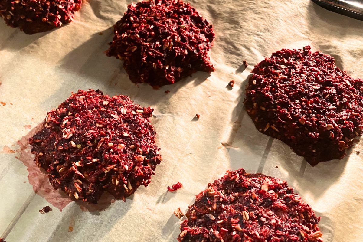 Miksuję i wykładam na blachę. Po 20 minutach mam gotowe burgery bez mięsa