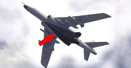 Chiński bombowiec H-6N z potężną bronią pod kadłubem. Ma zasięg 8 tys.km