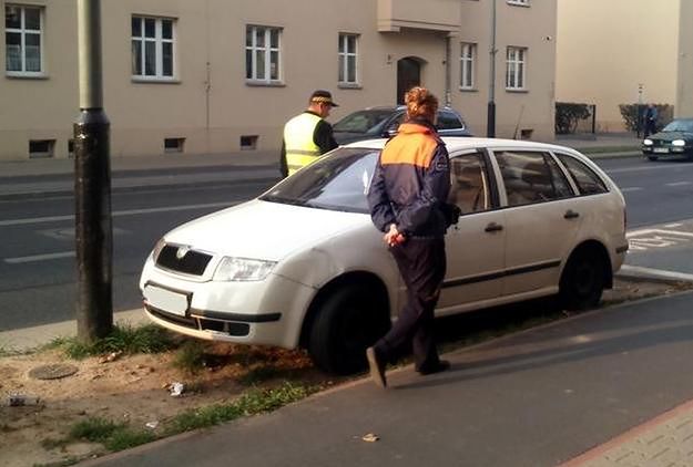 Strażnicy miejscy szukają miejsc w Poznaniu, gdzie kierowcy parkują "na dziko"
