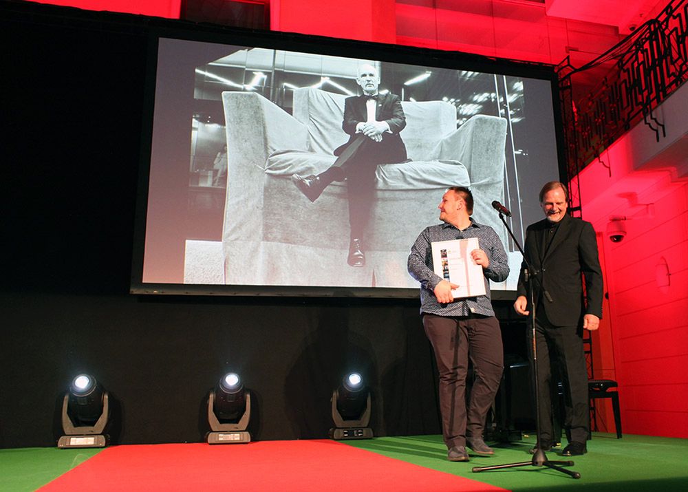 Chris Niedenthal (członek jury), Janusz Korwin-Mikke (na zdjęciu) i Piotr Tracz (agencja Reporter) z III nagrodą za fotoreportaż w kategorii Portrety. Tego wieczoru Piotr odebrał jeszcze dwie inne nagrody.