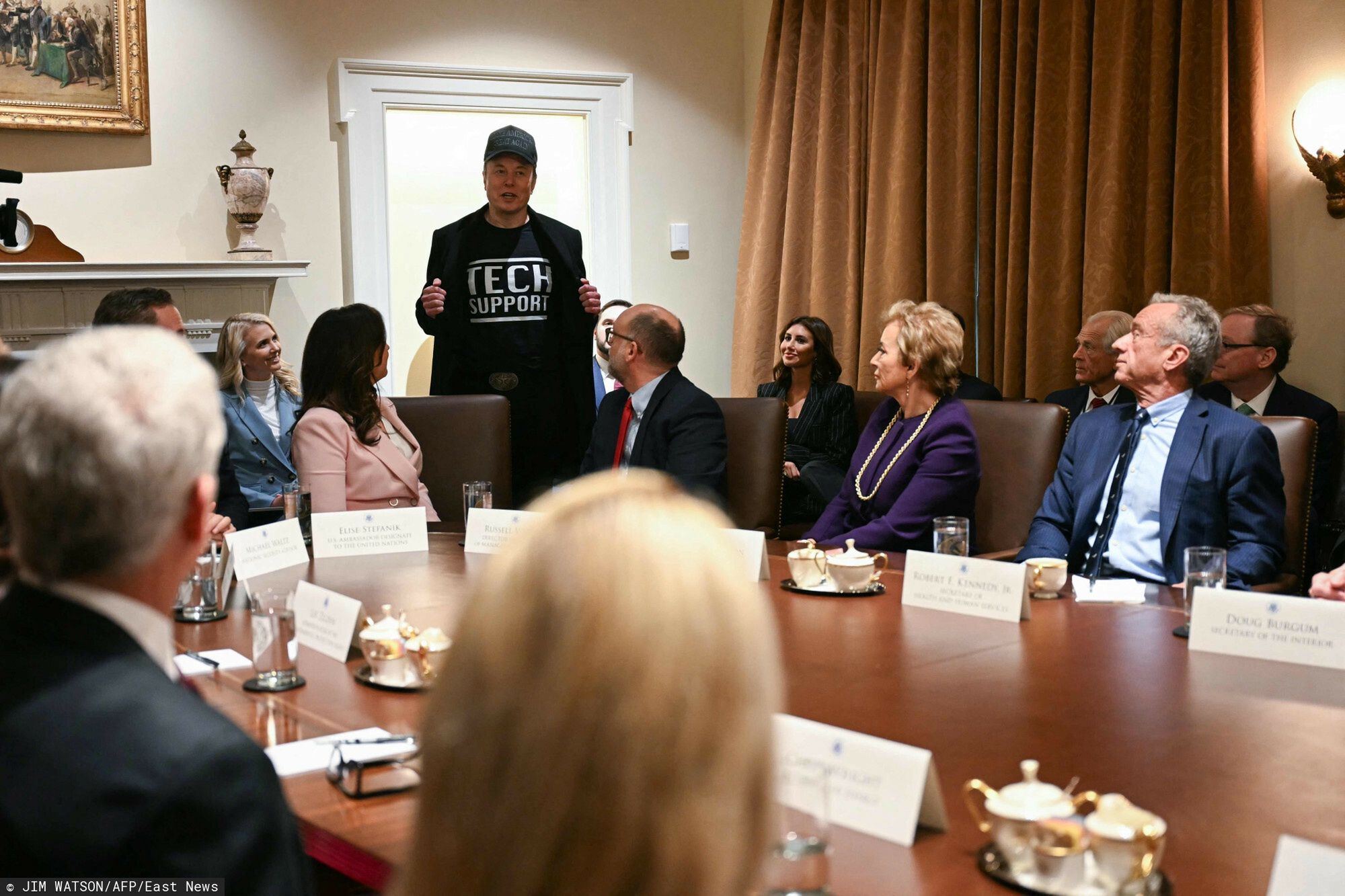Pierwsze posiedzenie gabinetu Donalda TrumpaLeader of the Department of Government Efficiency Elon Musk wears a shirt that says "Tech Support" as he speaks during a cabinet meeting with US President Donald Trump at the White House in Washington, DC, on February 26, 2025. (Photo by Jim WATSON / AFP)JIM WATSON