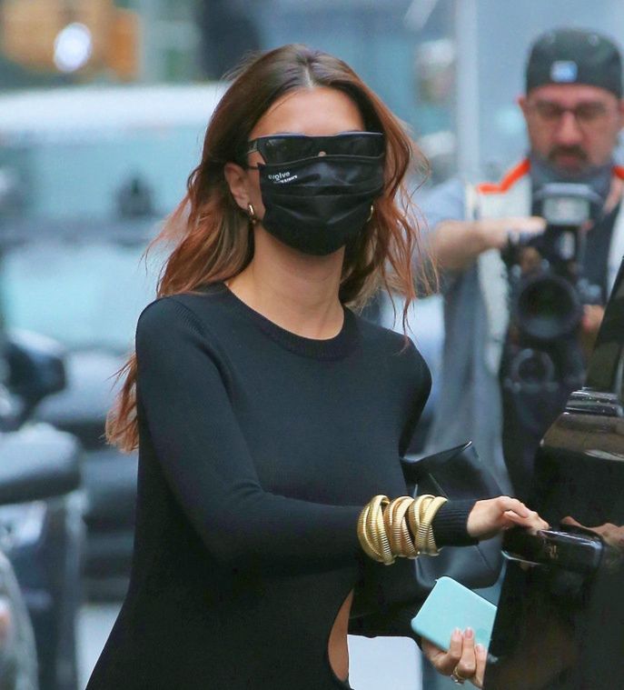 Emily Ratajkowski odsłania ciążowy brzuszek