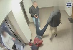 Brutalna napaść w windzie. Kamery wszystko nagrały