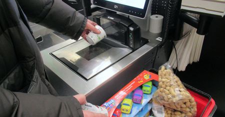 Jaka kara za oszukiwanie przy kasie samoobsługowej? To nie takie oczywiste