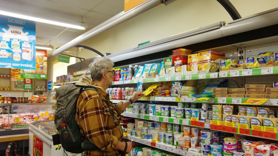 Stock MaBa
PHOTO: ZOFIA I MAREK BAZAK / EAST NEWS 
Wojewodztwo wielkopolskie miasto Zagorow N/z zakupy w lokalnym  sklepie spozywczym, stoisko z nabialem
ZOFIA BAZAK