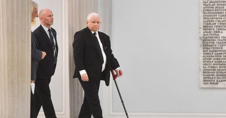 Ustawa dla Kaczyńskiego. Nie będzie musiał płacić Sikorskiemu
