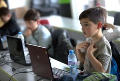 Dzieci korzystające z internetu. Możliwości i zagrożenia