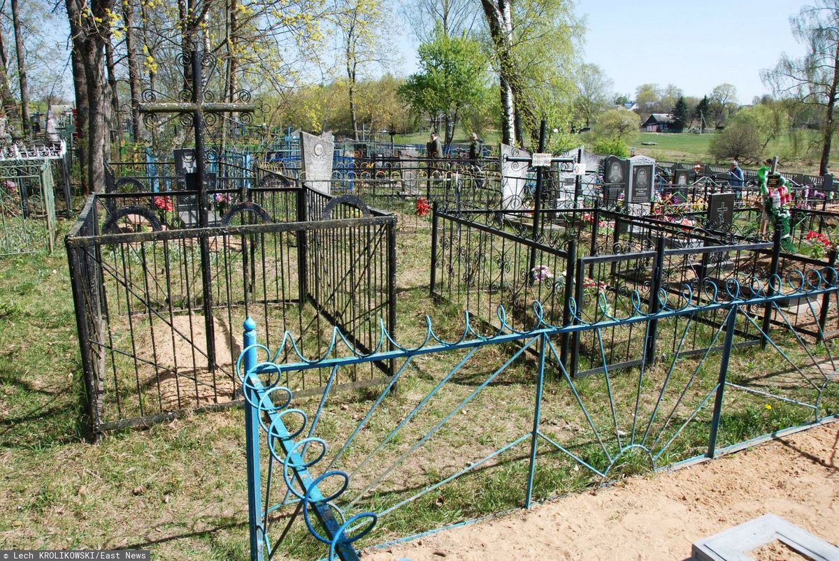 Cmentarz we wsi Smolany na Białorusi/zdjęcie ilustracyjne