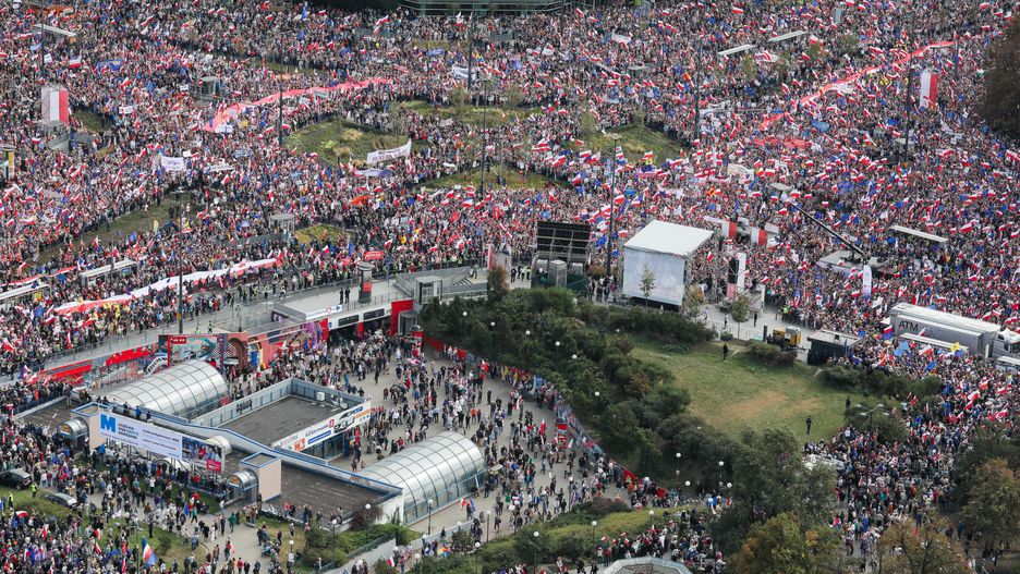 Warszawa, 01.10.2023. Kampania wyborcza do parlamentu 2023. Uczestnicy zorganizowanego przez Koalicję Obywatelską "Marszu Miliona Serc" zbierają się w centrum Warszawie, 1 bm. Marsz ruszy z Ronda Dmowskiego, przejdzie ulicami Marszałkowską, Świętokrzyską, Jana Pawła II, a zakończy się na Rondzie Radosława. (mr) PAP/Paweł Supernak