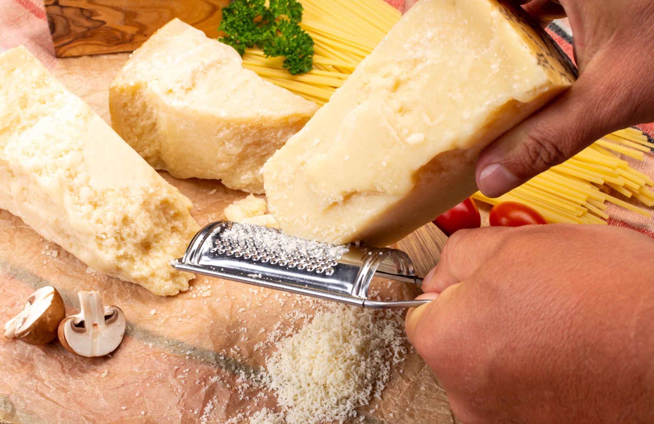 Jeśli został nam starty ser grana padano, należy włożyć go do szczelnego pojemnika i również wstawić do lodówki