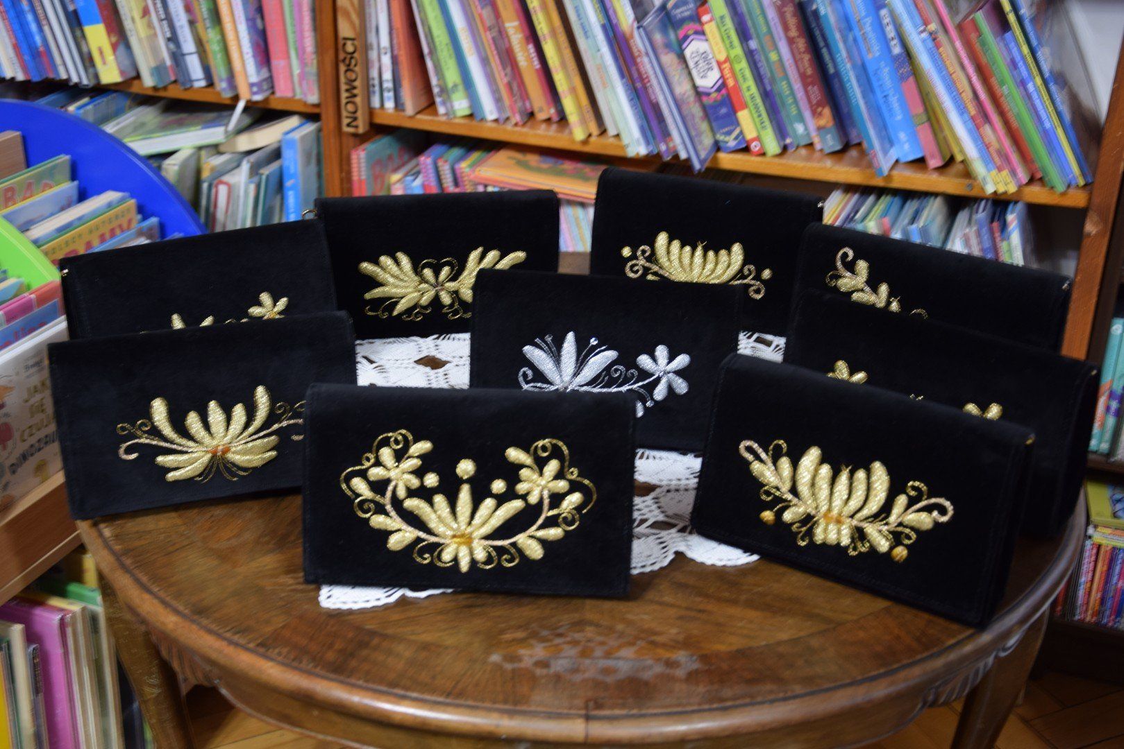 Podczas warsztatów powstało 11 torebek - każda z innym haftem