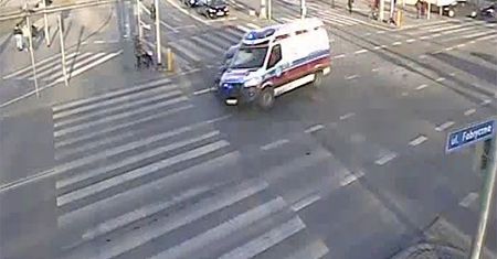 Na skrzyżowaniu audi wjechało w karetkę pogotowia. Dwie osoby trafiły do szpitala