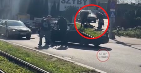 Sceny w Łodzi. Wyciągnęli go z auta. Nagranie obiega sieć