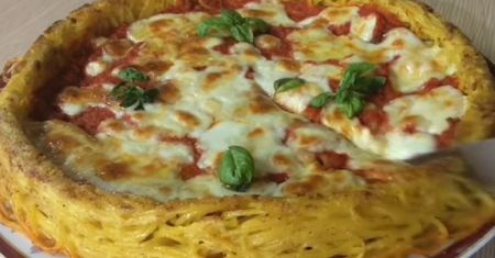 Pizza spaghetti. Oryginalny pomysł na obiad. Ten przepis nie jest trudny