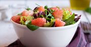 Lekka sałatka z różowym grejpfrutem. Koleżanki na diecie nie odmówią