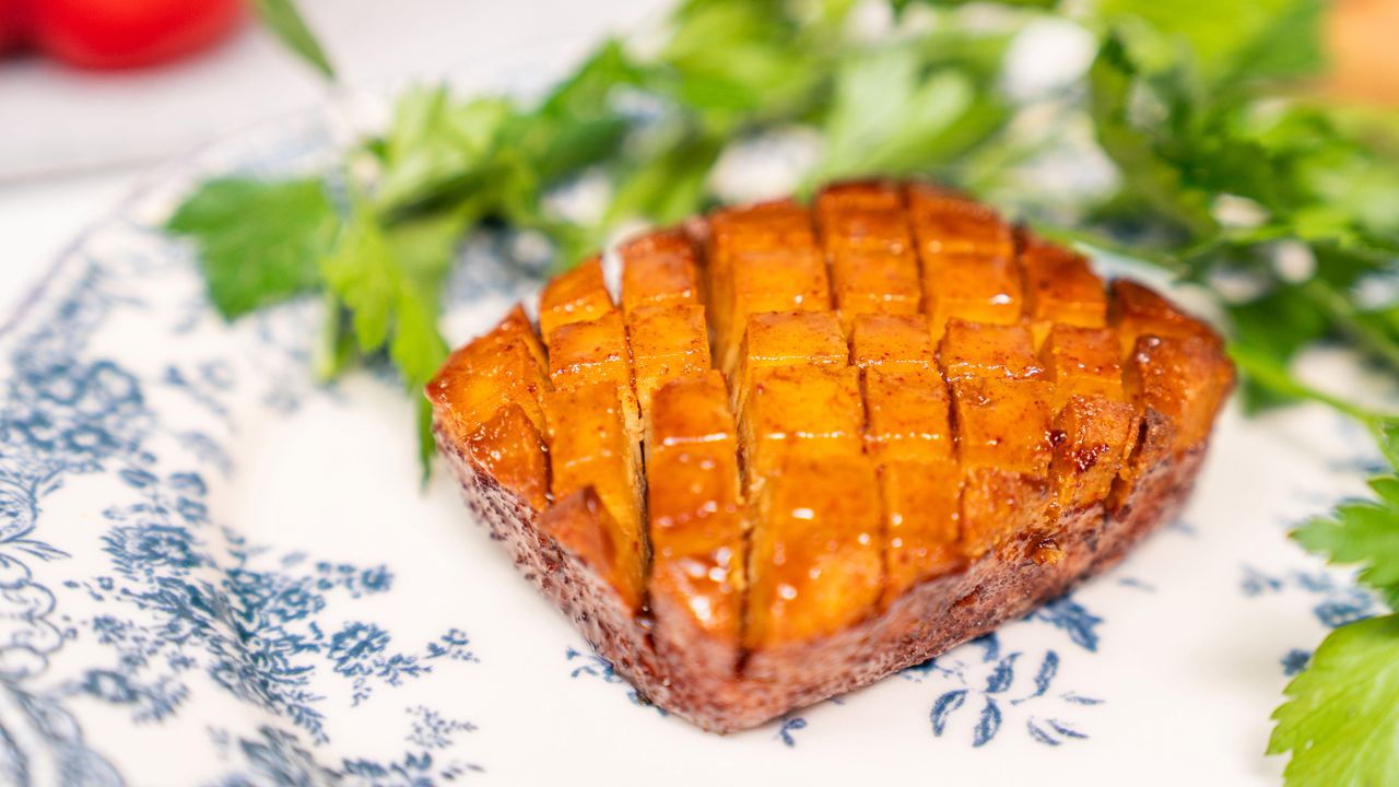 Choć wygląda jak typowa szynka, nie ma w niej grama mięsa. Ten przepis zaskakuje na każdym etapie