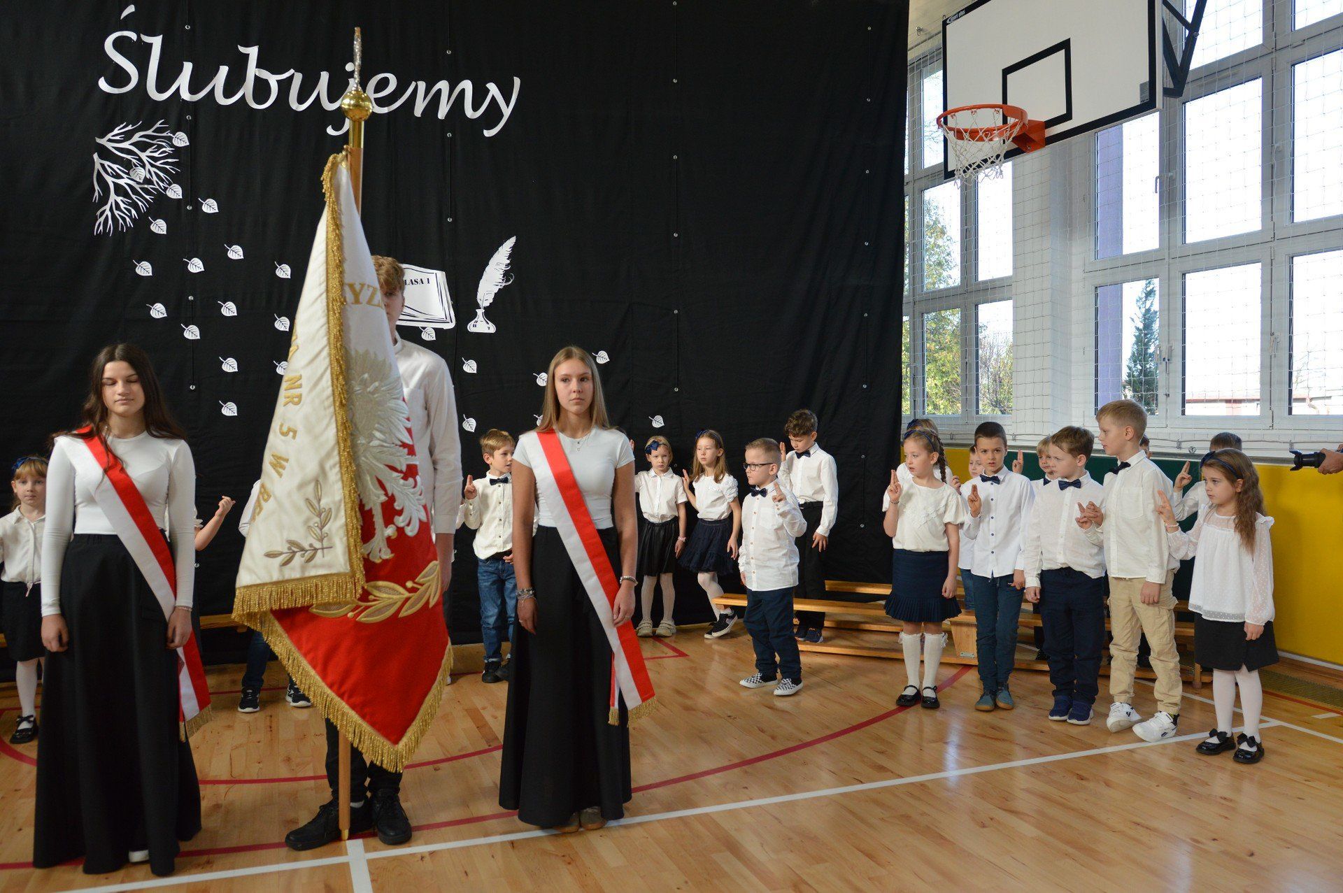 Pierwszoklasiści ze Szkoły Podstawowej nr 5 im. Żołnierzy Wojska Polskiego w Bełchatowie - Grocholicach złożyli dziś (w środę, 29 października) uroczyste ślubowanie