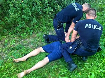 Trzcianna: Trzy promile i ucieczka bez butów! Policjanci odnaleźli kierowcę ukrytego w krzakach