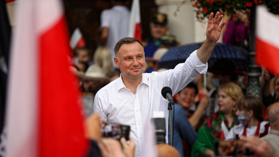 Skoczów, 26.06.2020. Wybory prezydenckie 2020. Ubiegajšcy się o reelekcję prezydent RP Andrzej Duda (C) podczas spotkania z mieszkańcami Skoczowa (woj. ślšskie), 26 bm. (aldg) PAP/Łukasz Gšgulski