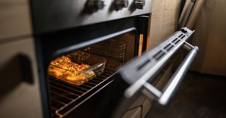 Tajemniczy przycisk w drzwiach piekarnika. Większość nie ma o nim pojęcia
