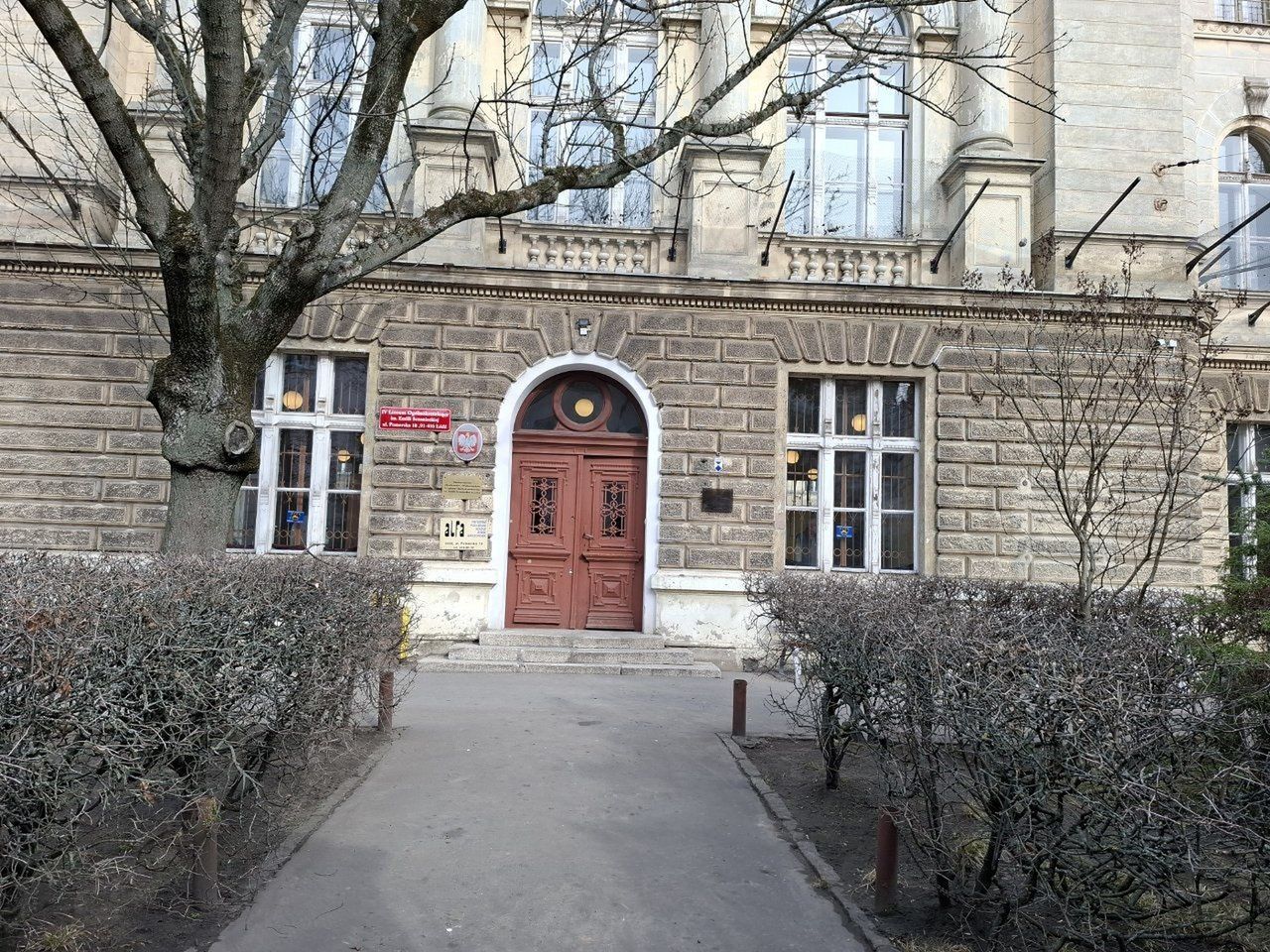 Tak wyglądała elewacja IV LO przed remontem