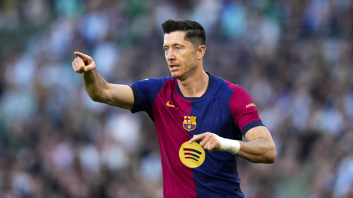 SEVILLE, SPAIN - DECEMBER 07: Robert Lewandowski of FC Barcelona celebrates his team first goal during the LaLiga match between Real Betis Balompie and FC Barcelona at Estadio Benito Villamarin on December 07, 2024 in Seville, Spain. (Photo by Diego Souto/Getty Images)