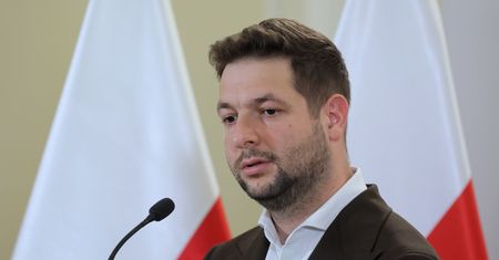 Sikorski zgadza się z Jakim, ale radzi mu "popracować nad angielskim"