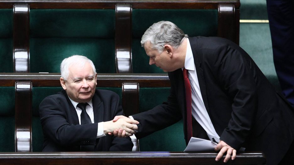 Jaros�aw Kaczy�ki, Marek Suski
Warszawa, 14.12.2017. Prezes PiS Jaros�aw Kaczy�ski i pose� PiS Marek Suski (P), podczas posiedzenia Sejmu, 14 bm. w Warszawie. Sejm, kt�ry kontynuuje posiedzenie, zajmie si� m.in. nowelizacj� ustawy, kt�ra zak�ada zniesienie g�rnego limitu sk�adek na ubezpieczenie emerytalne i rentowe oraz nowel� o podatku od towar�w i us�ug; zaplanowano te� dwa bloki g�osowa� oraz spotkanie op�atkowe. (mr) PAP/Leszek Szyma�ski
Leszek Szyma�ski
8 8. �sma �smej, kadencja kadencji, obrady, pis, polityk polityka, posiedzenie, posiedzenie sejmu, sala obrad sejmowa posiedze�, Sejm, 8, 8., emerytura, kadencja, kadencji, podatek, polityk, polityka, renta, posiedzenie