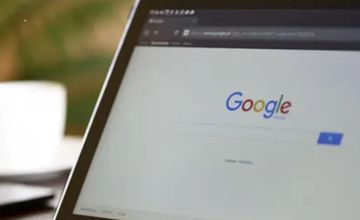Coraz więcej Polaków chce zniknąć z internetu. Piszą do Google