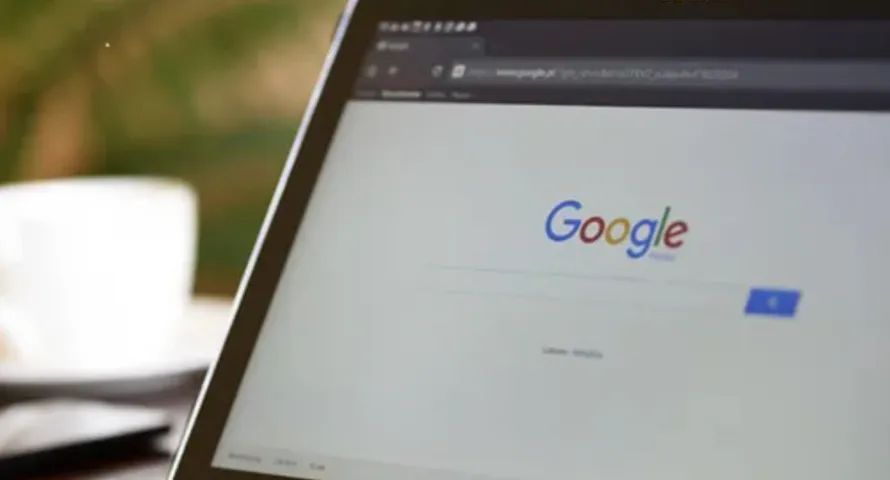 Coraz więcej Polaków chce zniknąć z internetu. Piszą do Google