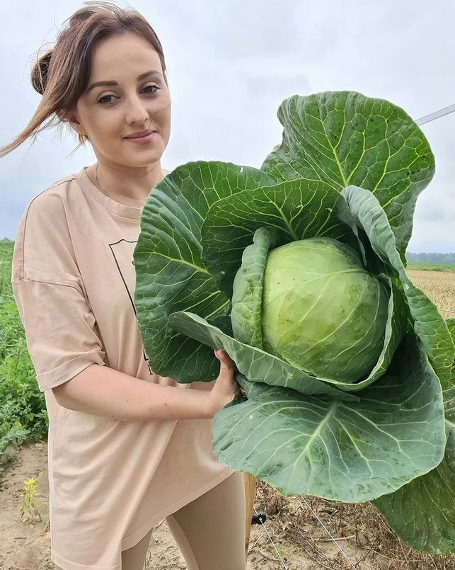 Ania Bardowska pozuje z kapustą