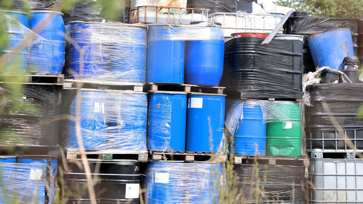 Nielegalne sk?adowisko niebezpiecznych odpad�w w Ryczo?ku
Fot. East News, Ryczolek (woj. mazowieckie), 24.07.2023. Nielegalne skladowisko niebezpiecznych odpadow na terenie wsi Ryczolek przy drodze krajowe nr 2. Na terenie ujawnionego w lutym 2022 r. skladowiska znajduje sie ok. 6,5 tysiaca pojemnikow z toksycznymi substancjami. Wladze gminy szacuja, ze koszt unieszkodliwienia odpadow moze wyniesc nawet 50 mln zlotych.
East News