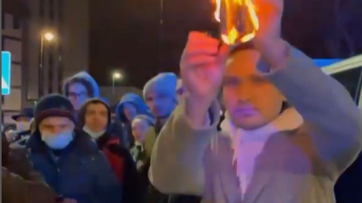 Rosjanie palą swoje paszporty na znak sprzeciwu wobec działań Władimira Putina.