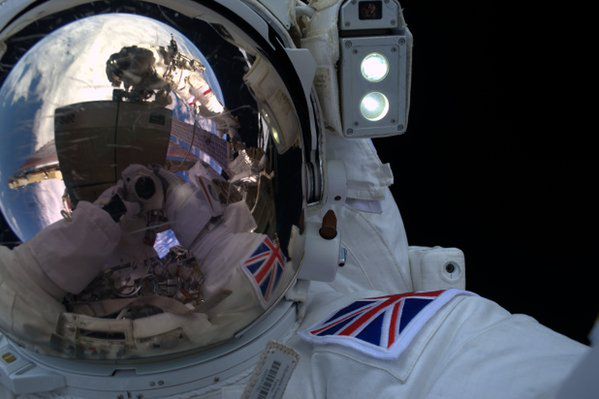 Kosmiczne selfie astronauty