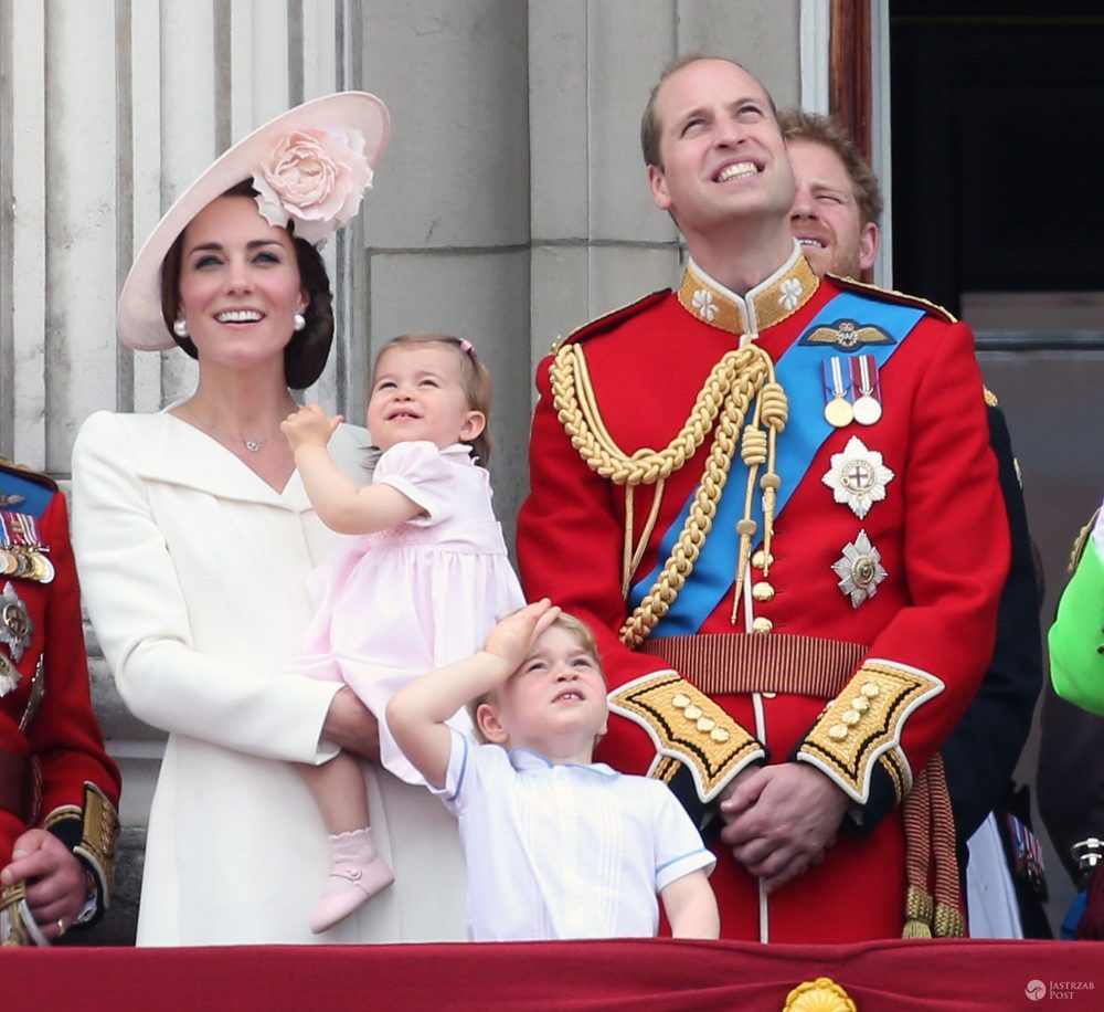 Brytyjska rodzina królewska na balkonie Pałacu Buckingham: księżna Kate, księżniczka Charlotte, książę George, książę William, książę Harry  (fot. ONS)