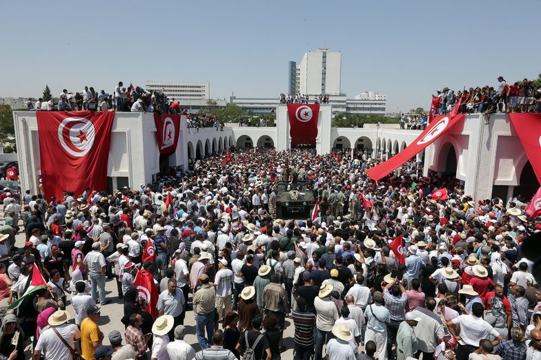 Protesty w Tunezji. Dziesiątki tysięcy ludzi na pogrzebie opozycjonisty