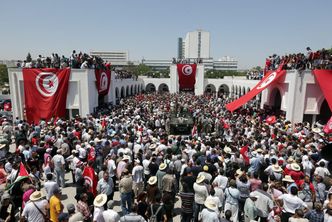 Protesty w Tunezji. Dziesiątki tysięcy ludzi na pogrzebie opozycjonisty