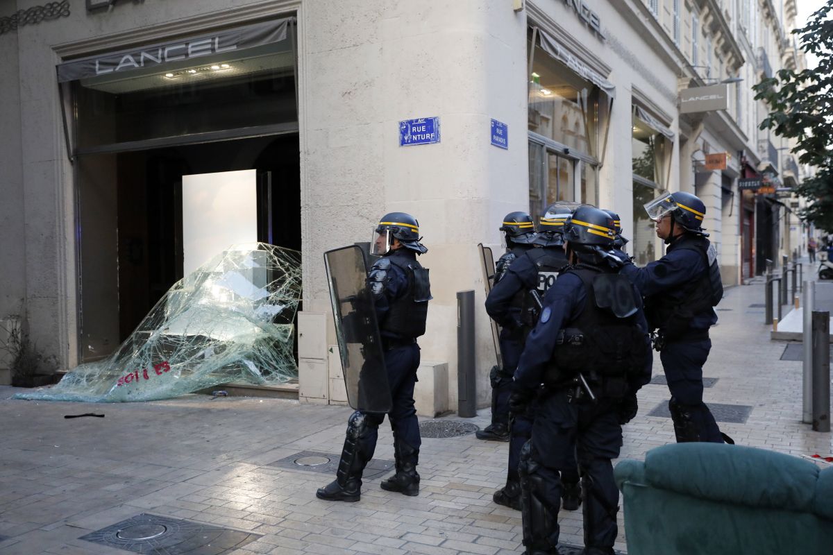 Dantejskie sceny w Marsylii. Protestujący okradli sklep z bronią