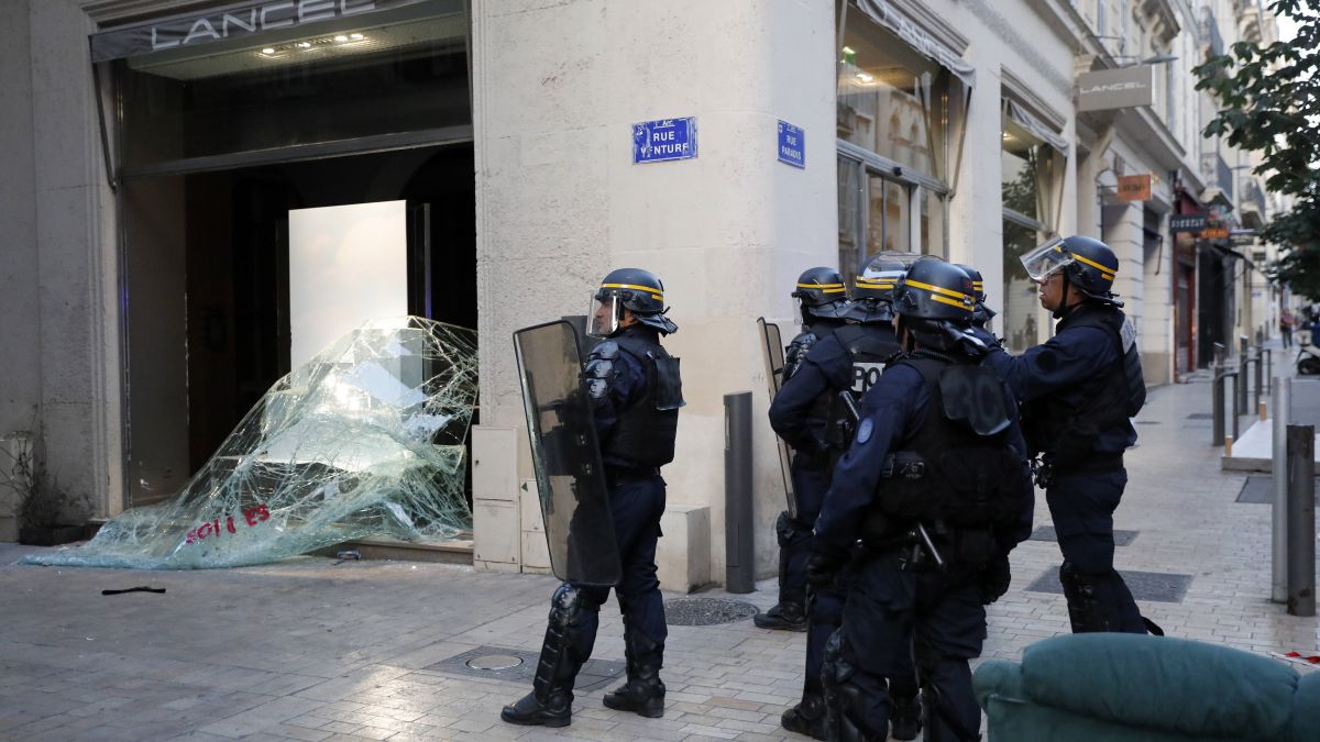 Dantejskie sceny na ulicach francuskich miast