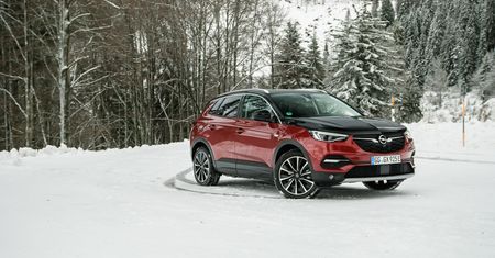 Opel Grandland X Hybrid4 ma aż 300 KM. Wybrałbym słabszy egzemplarz, albo... francuskiego bliźniaka