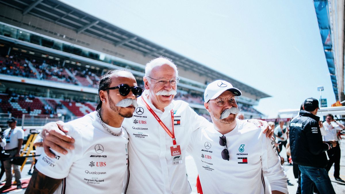 Dieter Zetsche (pośrodku) z kierowcami Mercedesa