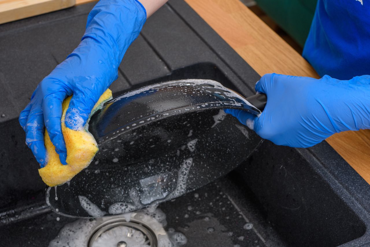 Homemade methods for cleaning a frying pan are reliable!