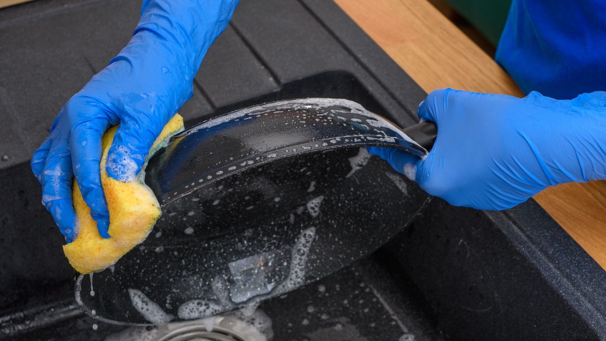 Domowe sposoby na wyczyszczenie patelni są niezawodne!