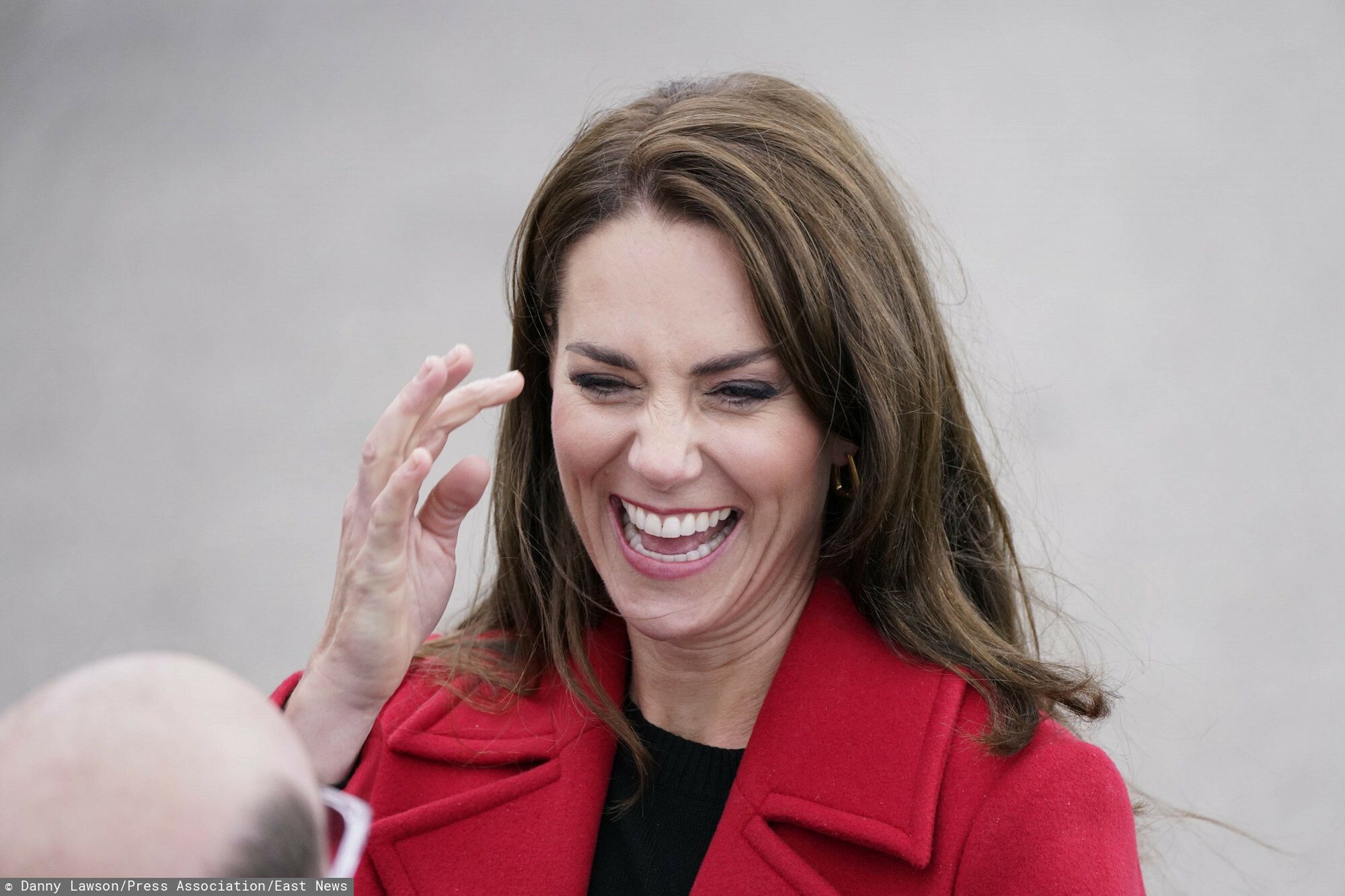 Radosna Kate Middleton w czerwonym płaszczu za 3 tysiące odwiedza Walię z księciem Williamem