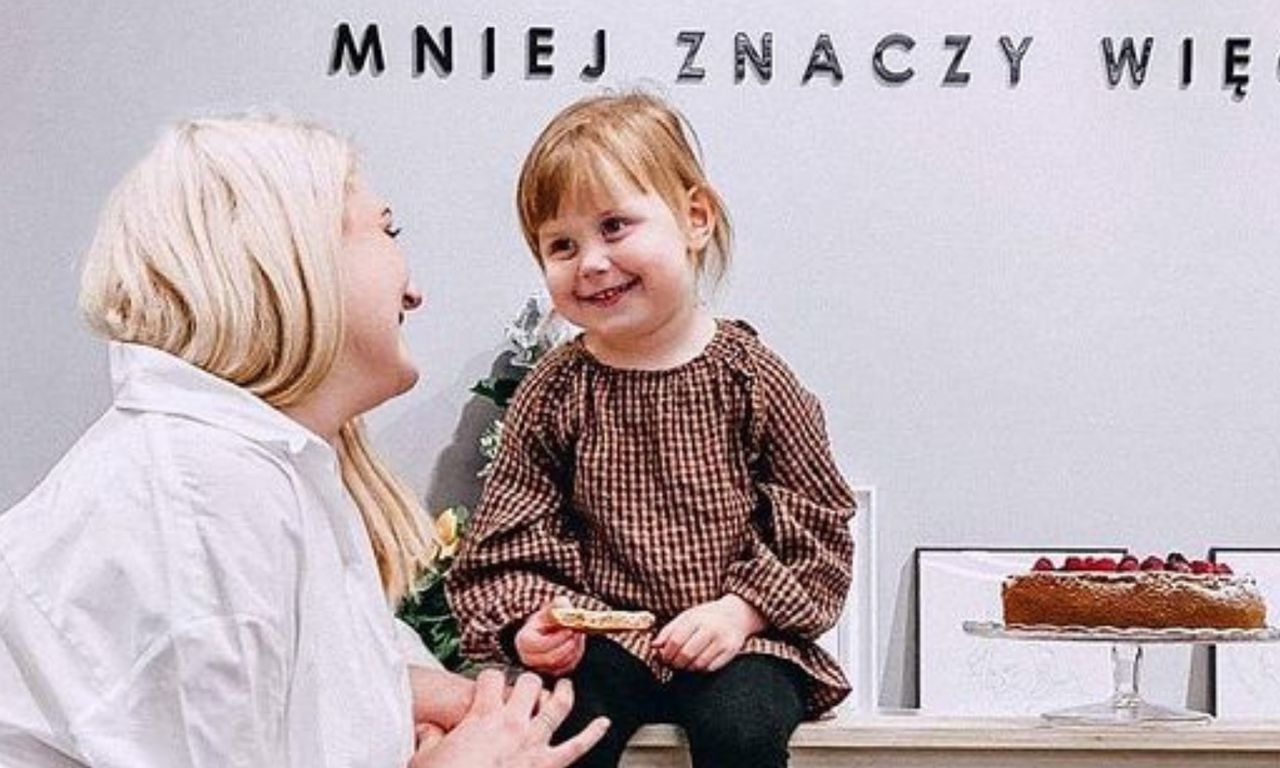 Zuzia urodziła się bez ucha. Lekarze zasugerowali jej mamie, aby zapuściła córce włosy