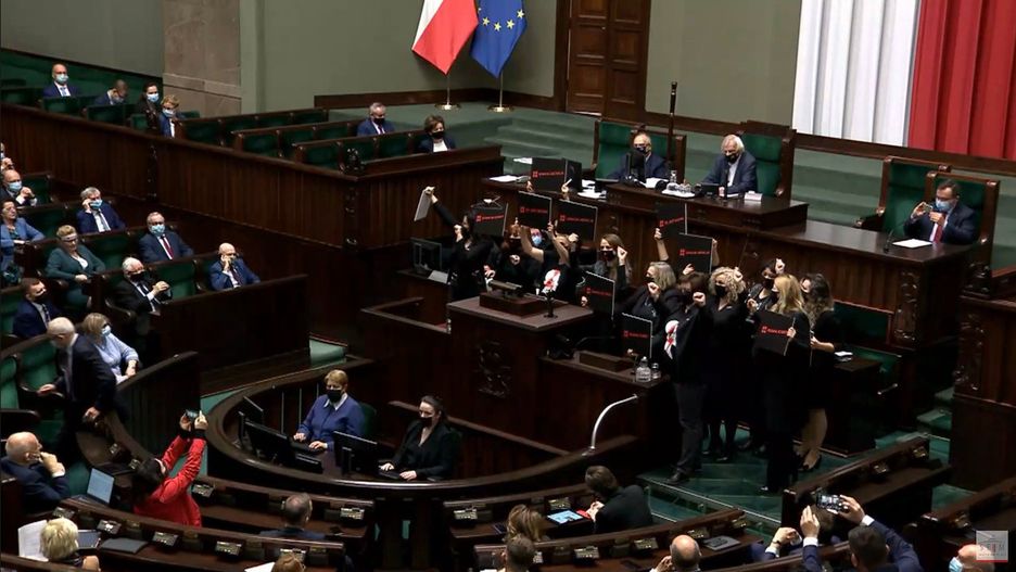 Awantura na wtorkowym posiedzeniu Sejmu. Posłanki Lewicy wdarły się na mównicę