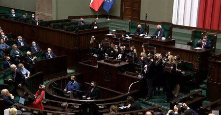 Awantura w Sejmie. Posłanki Lewicy weszły na mównicę. "To jest wojna"