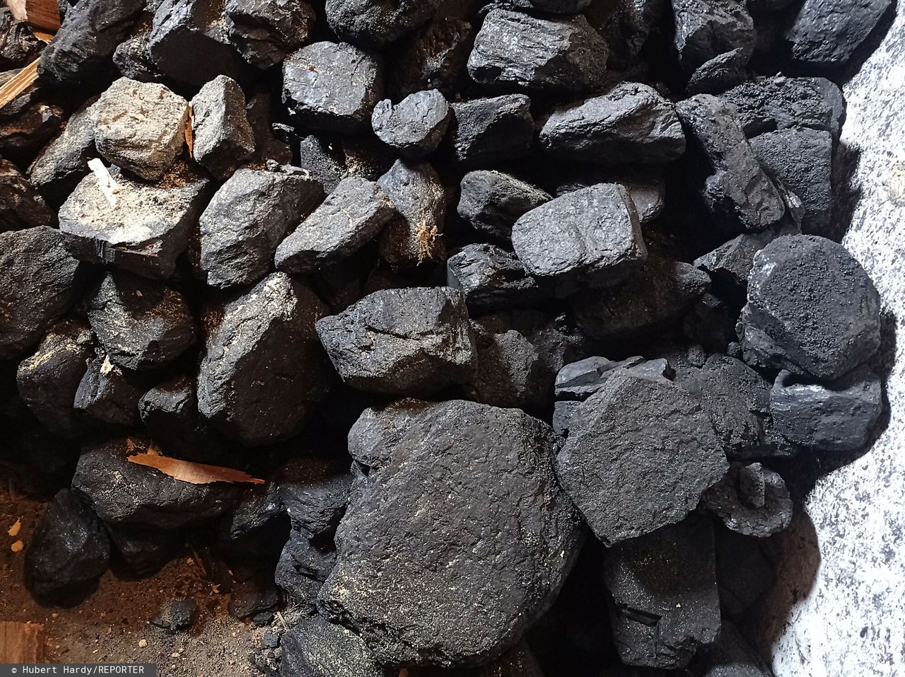 Nie tylko węgiel drożeje, ekopaliwo już po 3 tys. zł za tonę. Dziura w programie dopłat